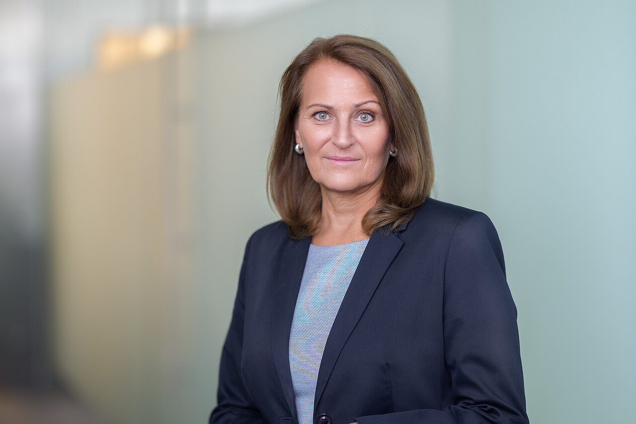 Andrea Herrmann, CFO der Wiener Börse - Portraitfoto im Querformat