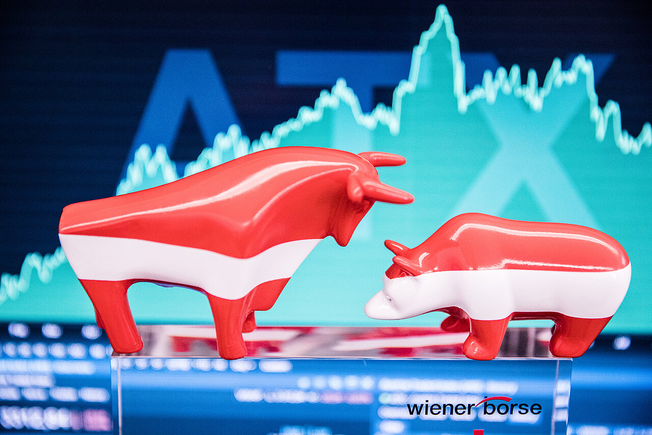 Wiener Börse Bulle & Bär vor Bildschirmen mit ATX Index
