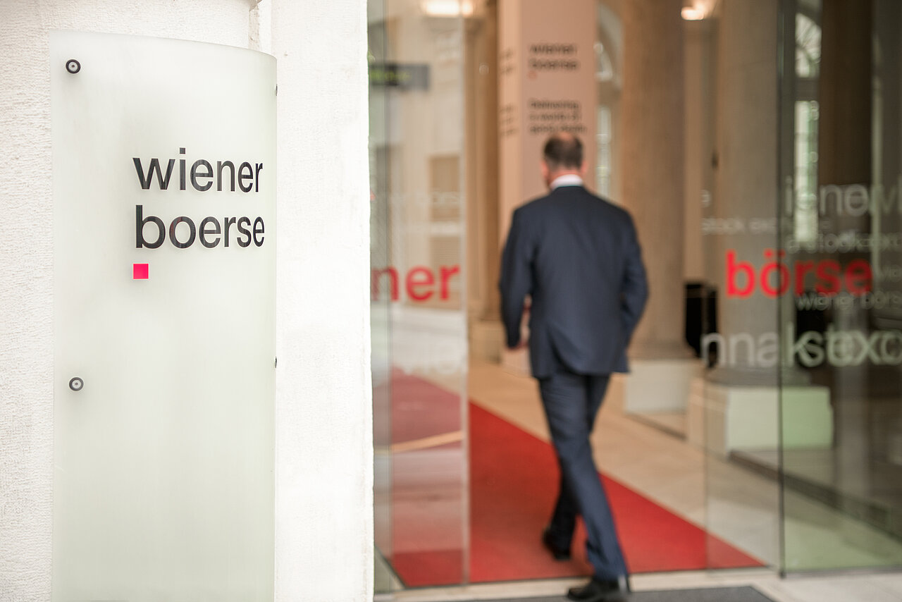 Wiener Börse Gebäude Portal mit einer Person
