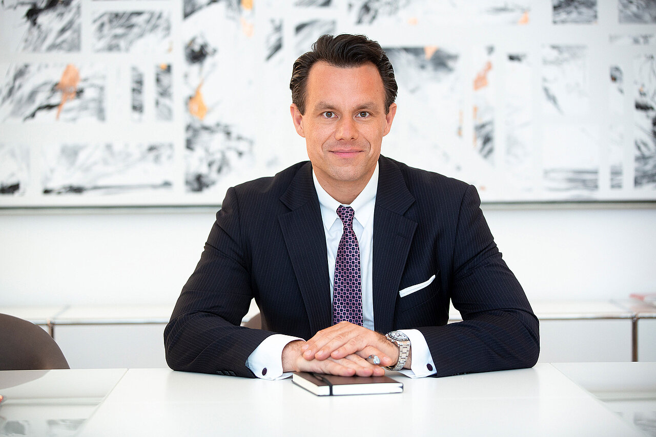 Christoph Boschan, CEO Wiener Börse vor dem Logo