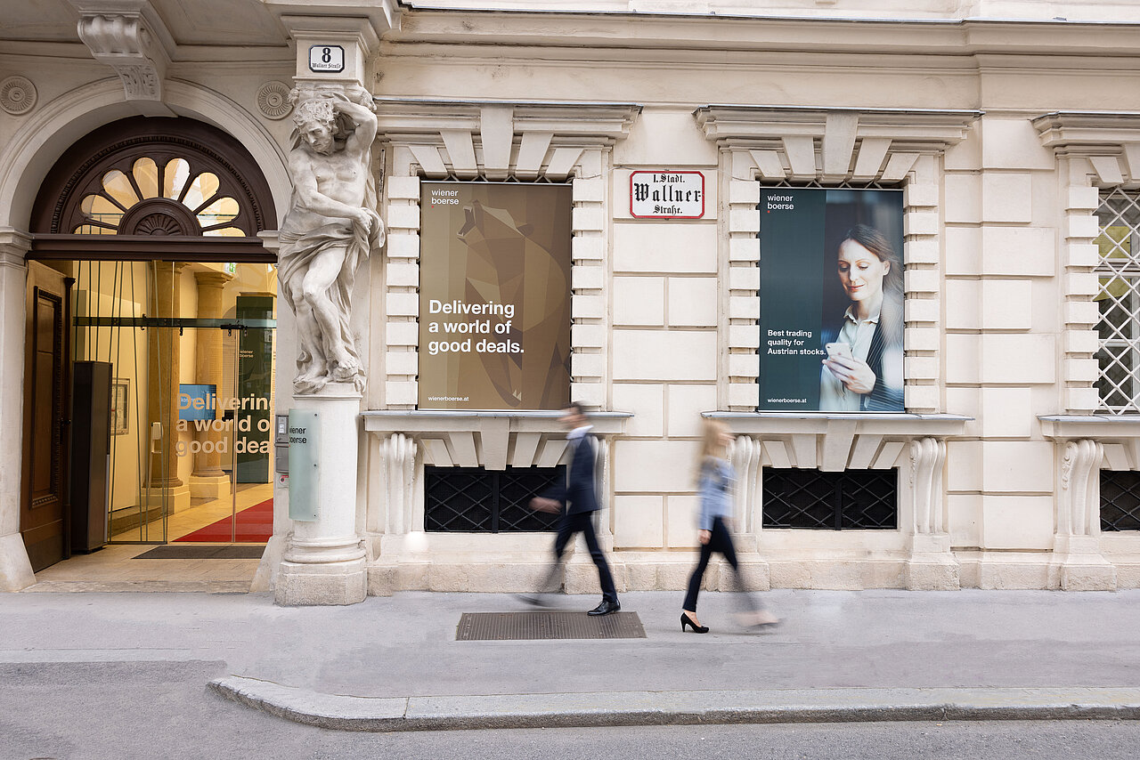 Wiener Börse Gebäude von außen mit zwei Personen davor gehend
