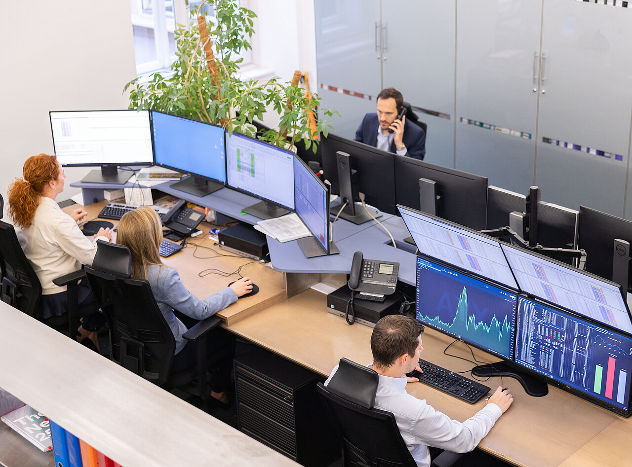 Handelsraum der Wiener Börse mit mehreren Personen an ihren Arbeitsplätzen