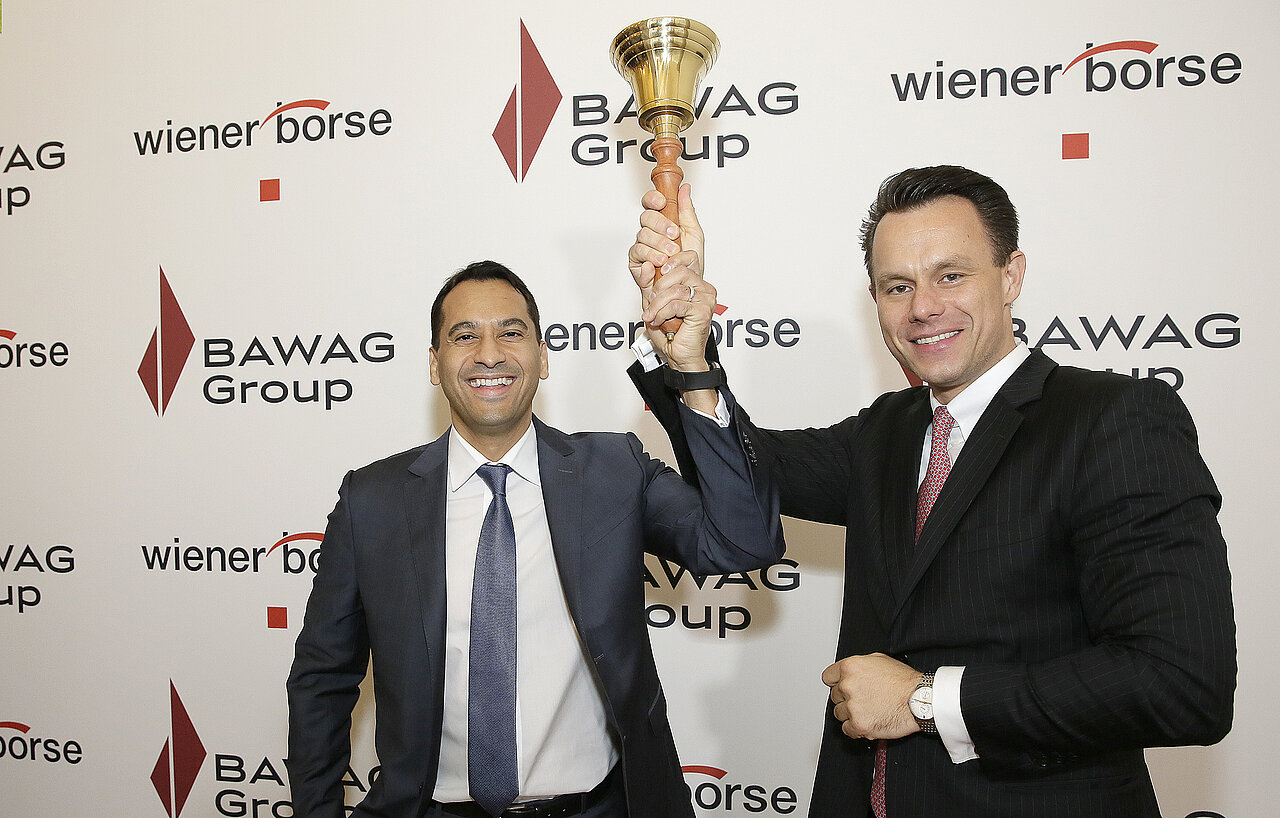 IPO BAWAG Group: BAWAG-CEO Anas Abuzaakouk und Wiener Börse-CEO Christoph Boschan läuten die Glocke