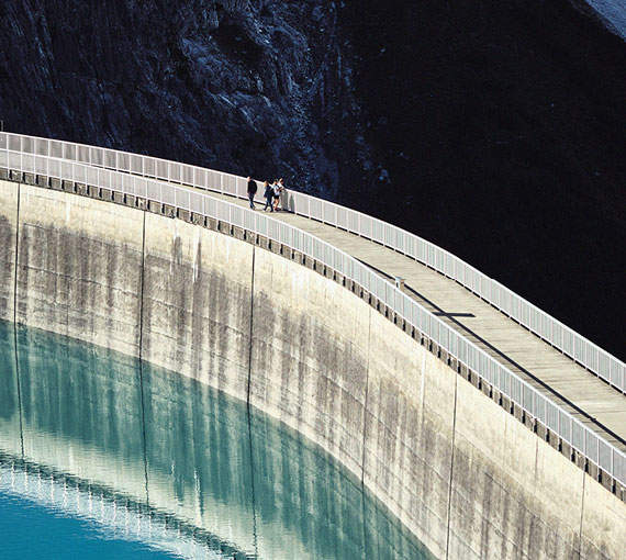 Staudamm: Ansicht mit Menschen