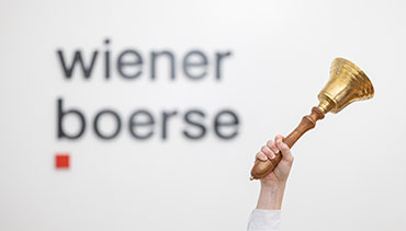 Emerald Horizon AG CEO Florian Wagner läutet die Börsenglocke am 1. Handelstag