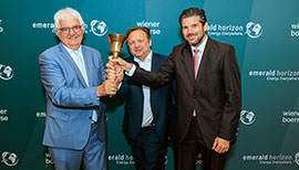 Emerald Horizon AG CEO Florian Wagner läutet die Börsenglocke am 1. Handelstag