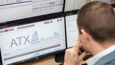 Handelsraum der Wiener Börse: ATX am Bildschirm, Person sitzt davor