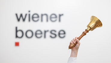 Börsenglocke mit Wiener Börse Logos im Hintergrund